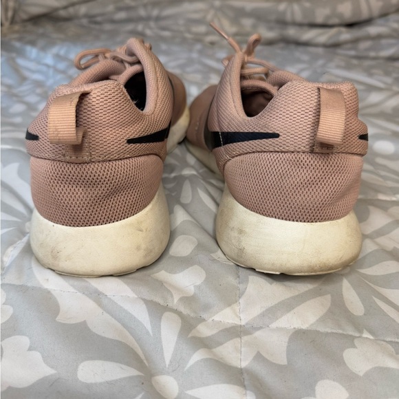 Vintage Nike Pink and Black Roshe Sneakers Retro - Picture 4 of 5